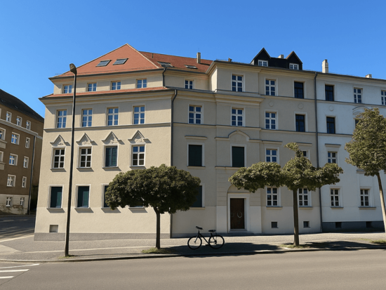 Mehrstöckiges Gebäude mit cremefarbenen und weißen Fassaden, rotem Ziegeldach, Bäumen und einem geparkten Fahrrad.