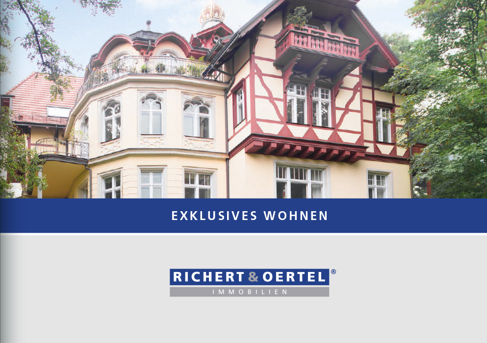 Außenansicht einer luxuriösen historischen Villa mit cremefarbener Fassade, rotem Fachwerk und Balkonen, umgeben von Bäumen.
