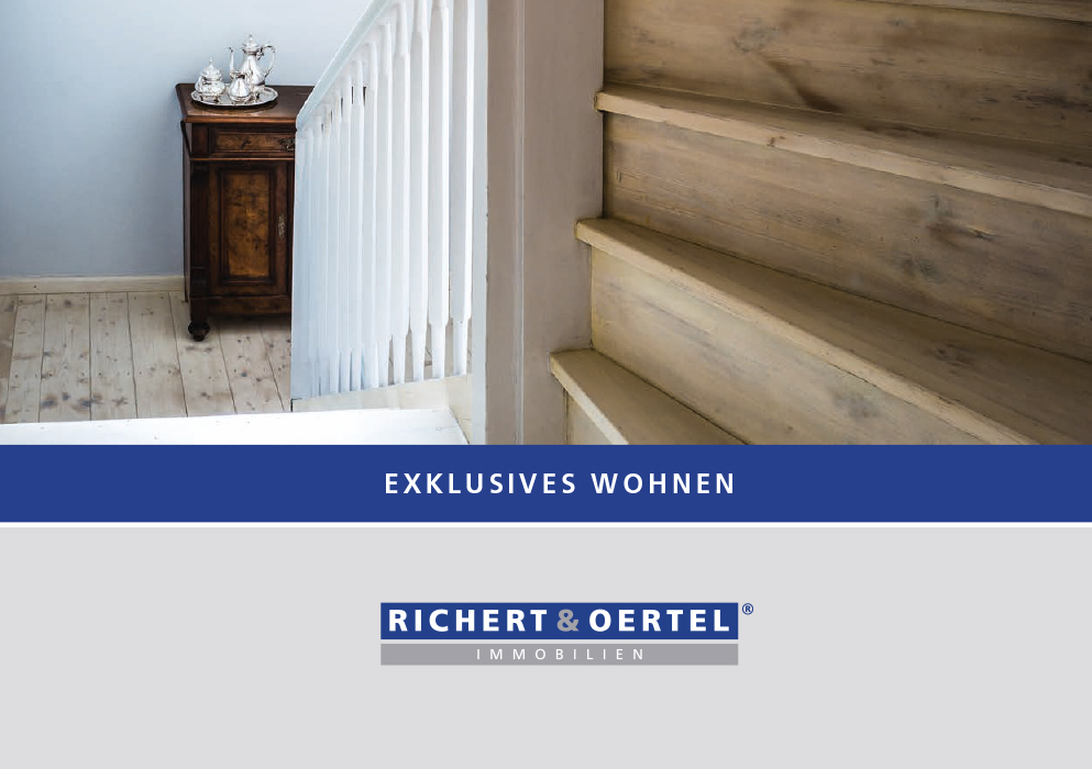 Innenansicht mit Holzboden, antikem Schrank, weißem Geländer und Holztreppe. 'Exklusives Wohnen' steht im Bild.