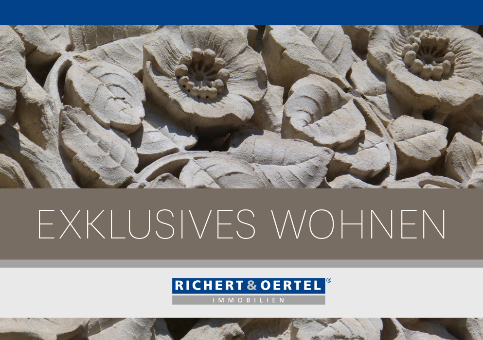 Werbung für Richert & Oertel Immobilien. Steinschnitzerei, Text 'EXKLUSIVES WOHNEN' und Firmenlogo.