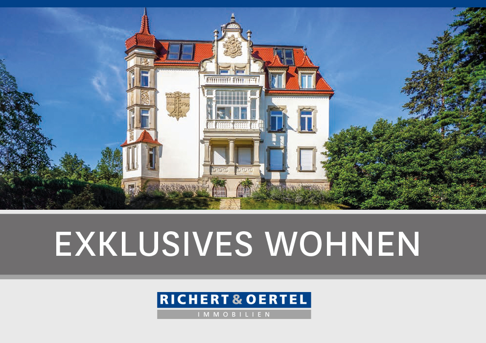 Elegante weiße Villa mit rotem Dach, grünen Bäumen, Schriftzug 'Exklusives Wohnen' und Richert & Oertel Logo.