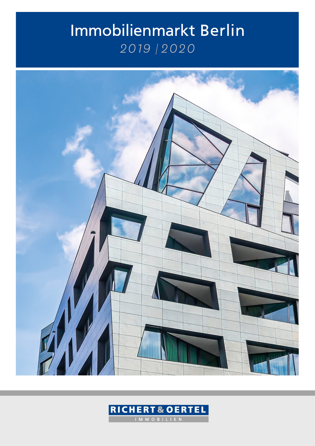 Modernes Gebäude mit geometrischen Fenstern, blauem Himmel, Wolken. Text: Immobilienmarkt Berlin 2019 | 2020. Richert & Oertel.
