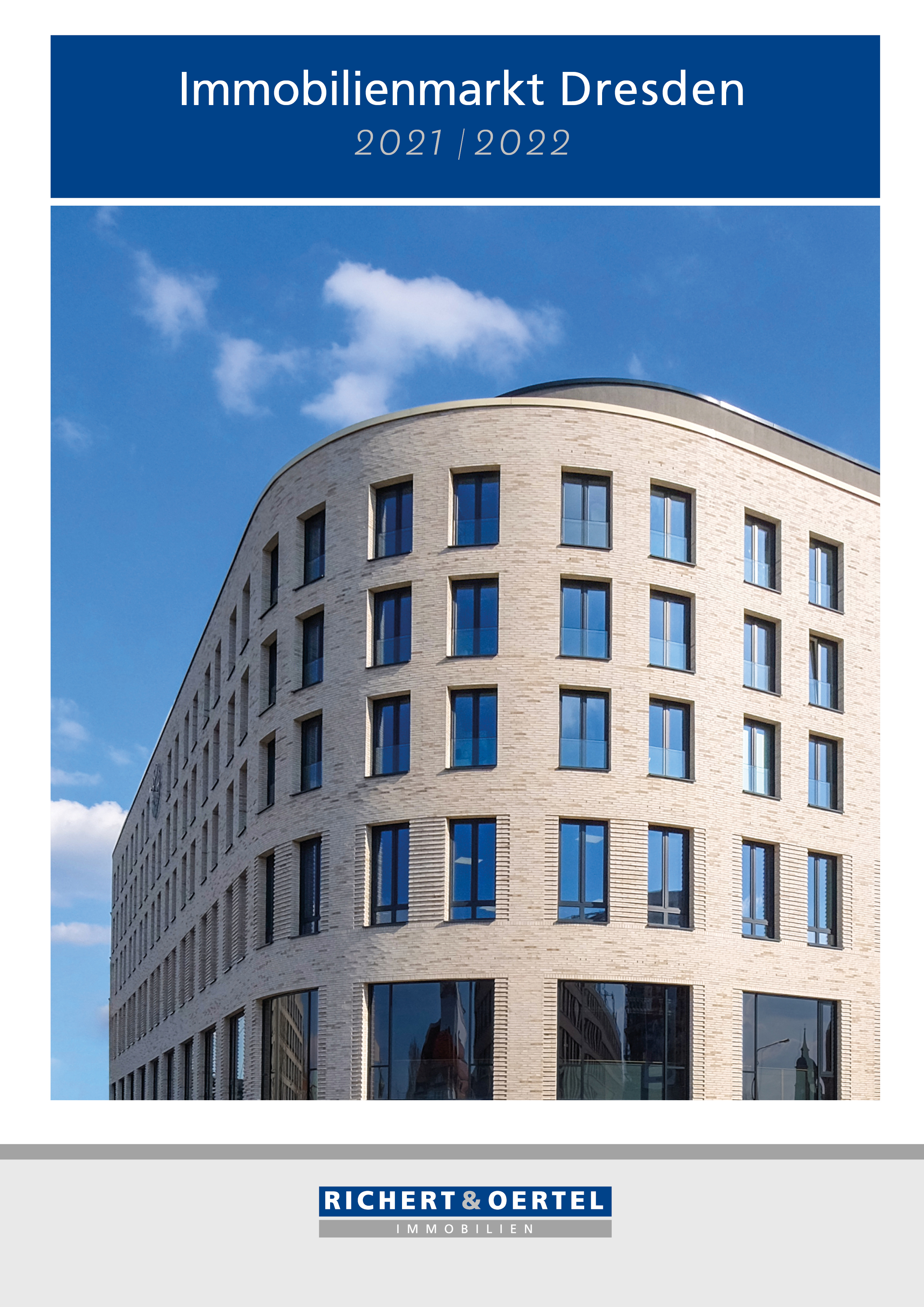 Titelseite "Immobilienmarkt Dresden 2021/2022" von Richert & Oertel, mit modernem, geschwungenem Ziegelgebäude.