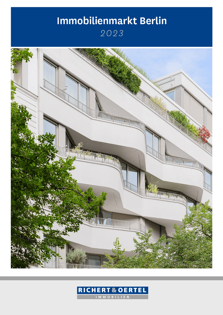 Titelbild des Immobilienmarktberichts Berlin 2023, zeigt modernes weißes Apartmentgebäude mit Balkonen und Bäumen.