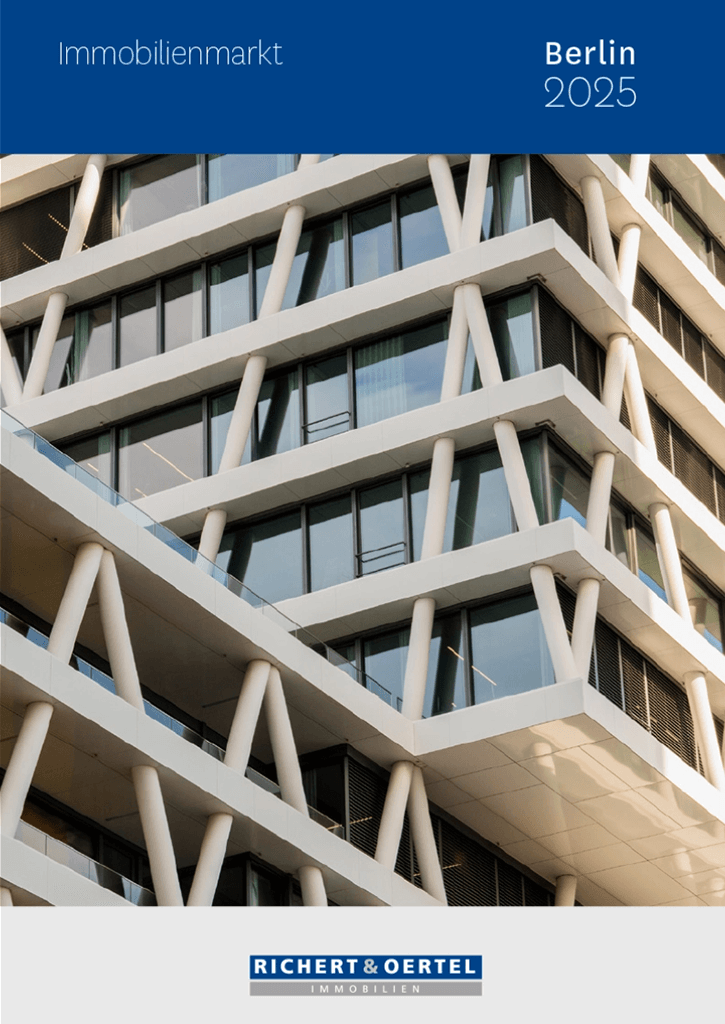 Modernes Gebäude mit weißen schrägen Säulen und Glasfassade, Text 'Immobilienmarkt Berlin 2025', Logo 'Richert & Oertel Immobilien'.