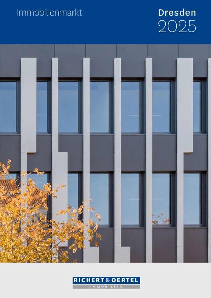 Titelseite "Immobilienmarkt Dresden 2025". Modernes Gebäude mit Fenstern, Herbstbaum, Richert & Oertel Logo.