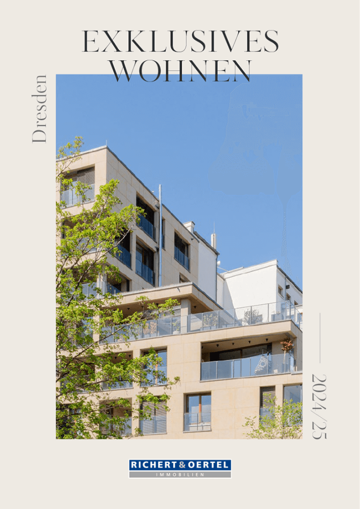 Modernes Wohnhaus in Dresden mit Balkonen, grünen Bäumen und blauem Himmel. Text: Exklusives Wohnen, Richert & Oertel Immobilien.