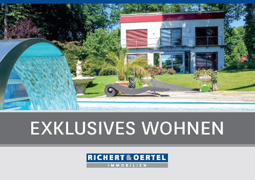 Modernes Haus mit rotem Dach, Garten, Pool mit Wasserfall, Sonnenliegen und dem Text "EXKLUSIVES WOHNEN".