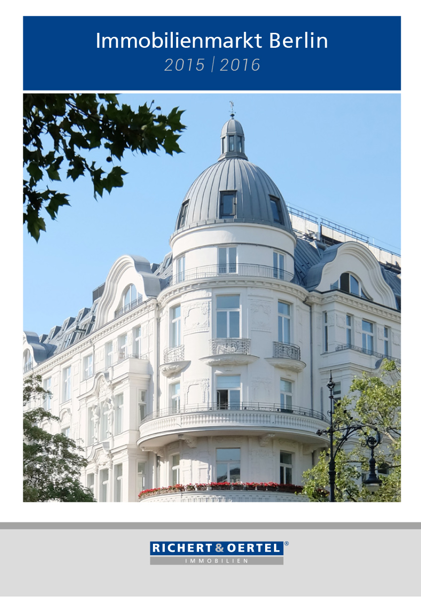 Elegantes weißes Gebäude mit Kuppeldach in Berlin vor blauem Himmel. Text: Immobilienmarkt Berlin 2015/2016.