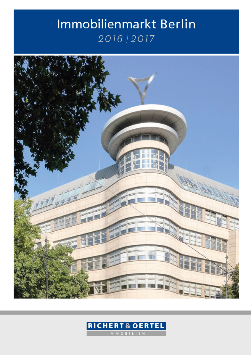 Ein modernes Bürogebäude in Berlin mit markanter runder Fassade und einer Skulptur auf dem Dach vor blauem Himmel.