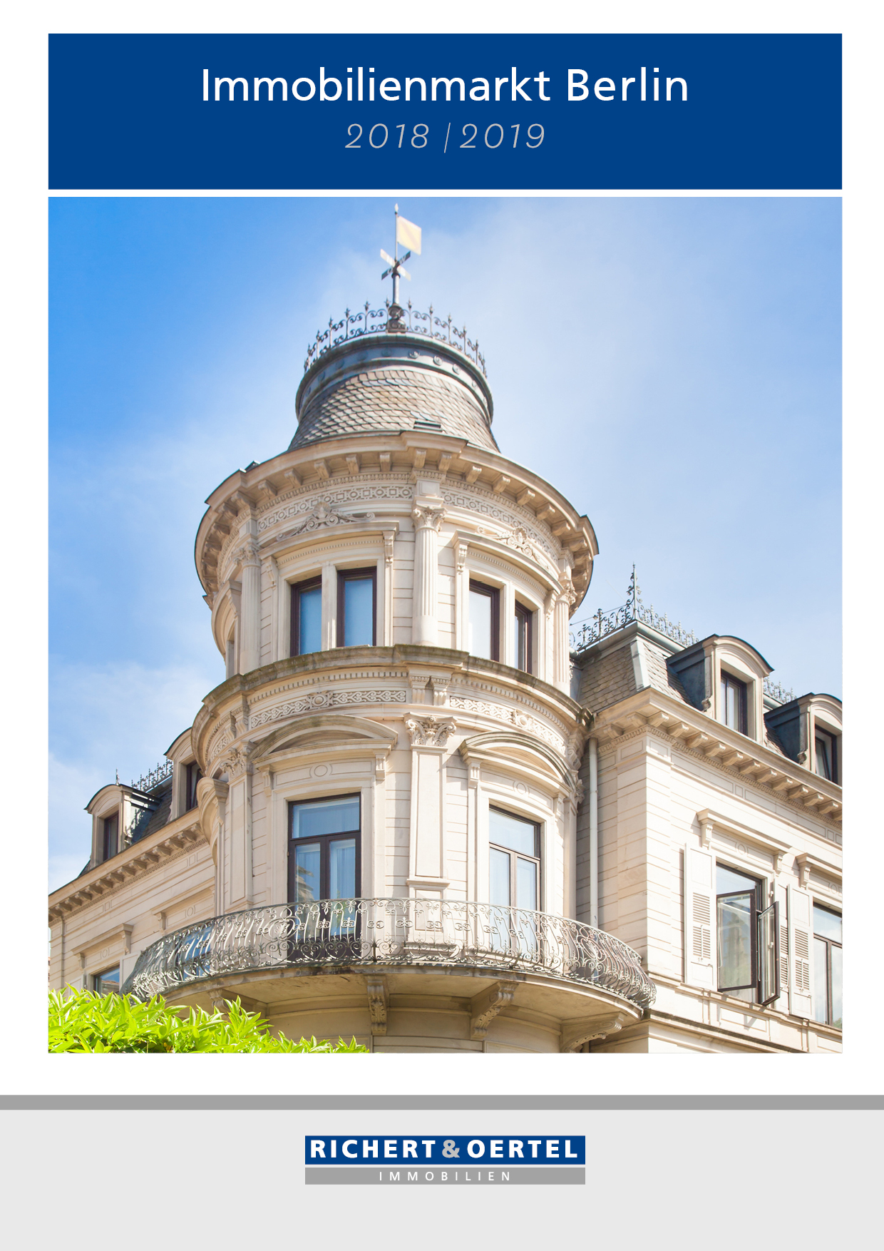 Titelblatt: Verziertes historisches Gebäude mit Ecktürmchen und Balkon unter blauem Himmel. 'Immobilienmarkt Berlin 2018/2019'.