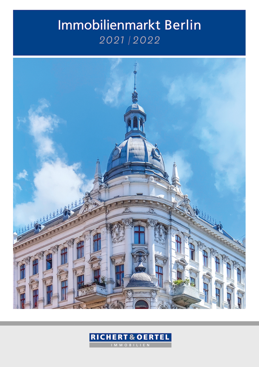 Titelseite: "Immobilienmarkt Berlin 2021/2022" mit verziertem weißen Gebäude, blauem Himmel, Richert & Oertel Logo.