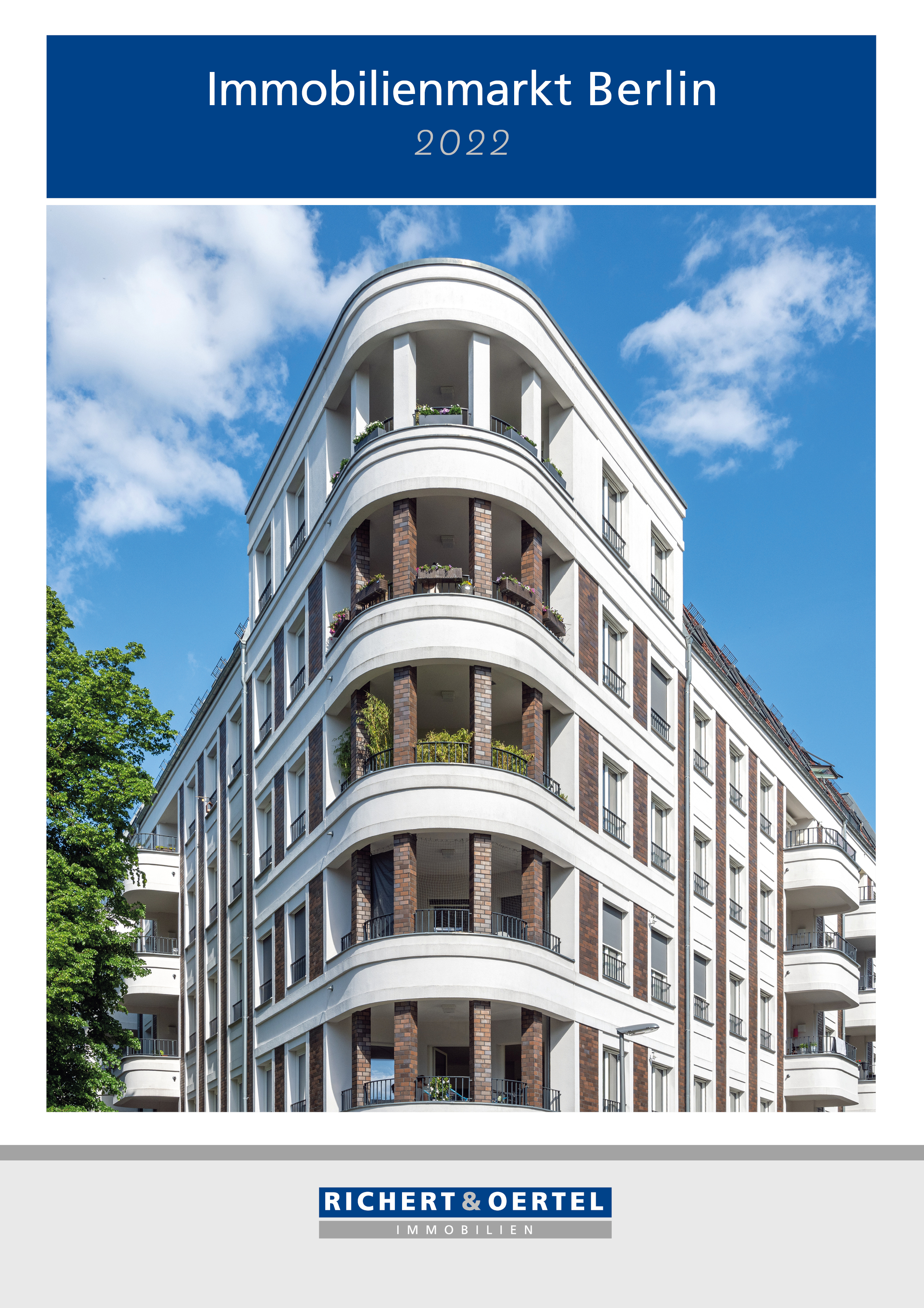Titelseite „Immobilienmarkt Berlin 2022“ von Richert & Oertel, zeigt modernes Gebäude mit geschwungenen Balkonen.