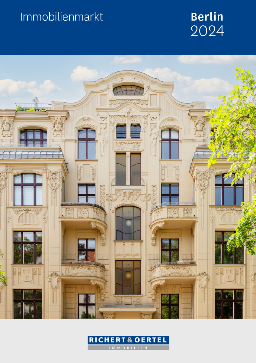 Verzierte cremefarbene Gebäudefassade mit Fenstern und Balkonen für den "Berlin Immobilienmarkt 2024" Bericht.