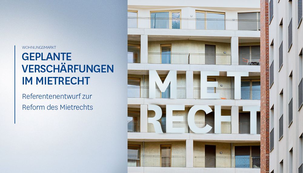 Modernes Wohnhaus mit 'MIETRECHT' in großen Buchstaben an der Fassade, neben Text zu geplanten Mietrechtsreformen.