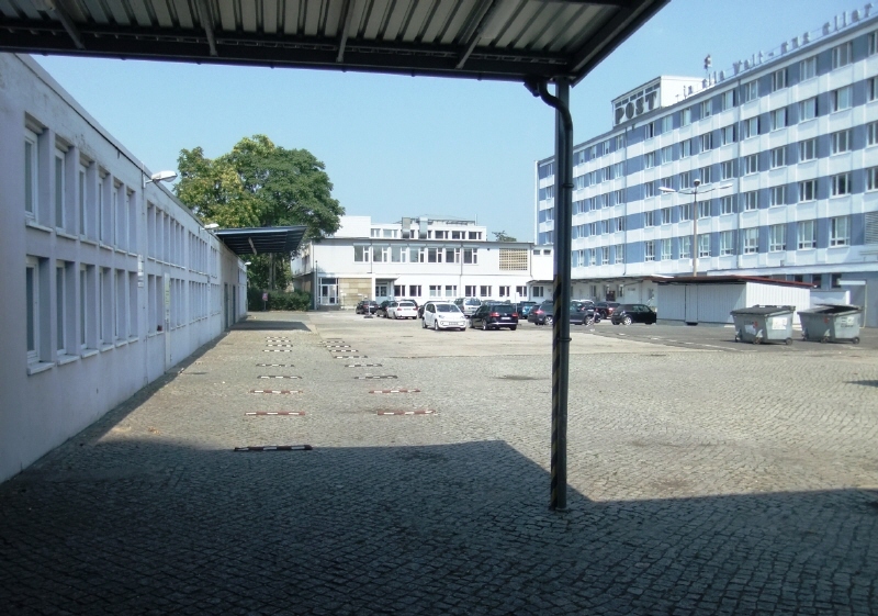 Blick auf Hof und Hauptgebäude