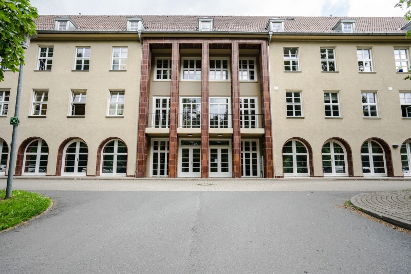 Haupteingang Gebäude 107