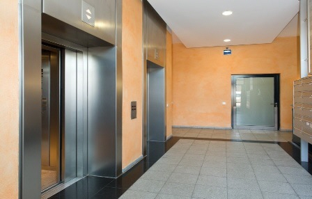 Hausflur mit Aufzügen